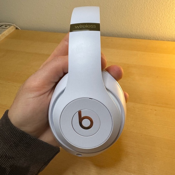 Beats Studio3 Over-Ear Bluetooth Headphones in White w/ Pure ANC - Picture 8 of 15